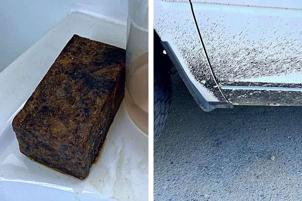 Bloc de savon noir à côté d'une tache de goudron sur la carrosserie blanche d'une voiture.