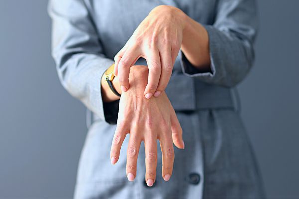 Main Droite Qui Gratte : Faut-il S'inquiéter ? Les 4 Significations