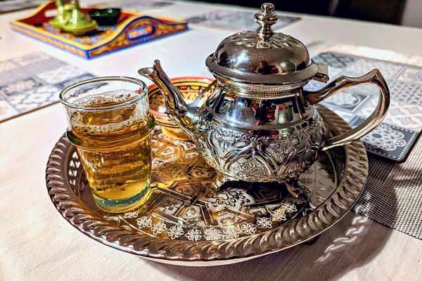 La Recette Traditionnelle du Thé Marocain à la Menthe.