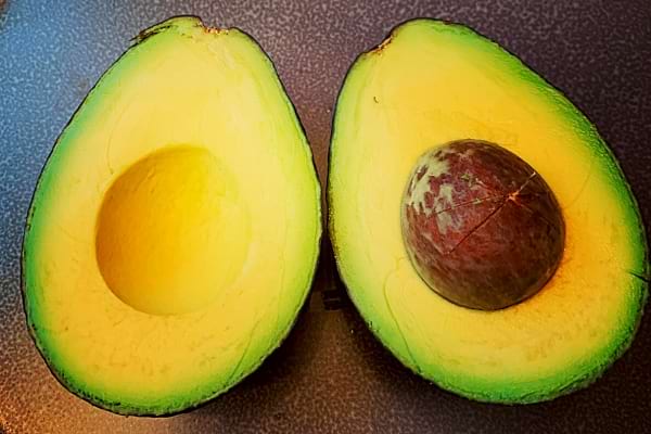 Un avocat qui est mûr et parfait à manger