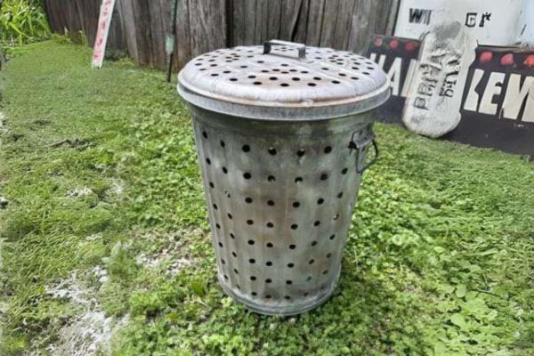 ancienne poubelle en métal recyclée pour faire un bac à compost