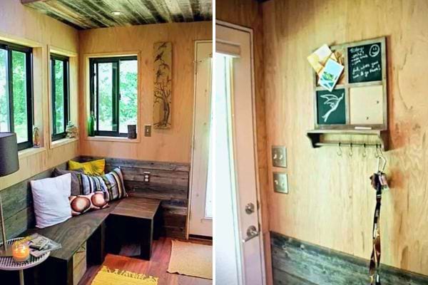 Salon avec canapé en bois intégré et détails rustiques, tableau noir accroché au mur.