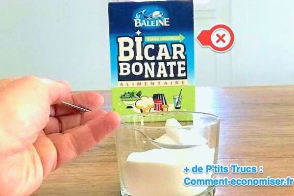 "Bicarbonate" versé dans de l'eau, suggéré pour les hémorroïdes.