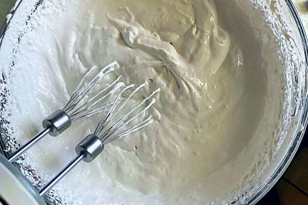 Blancs d'œufs montés en neige dans un bol.