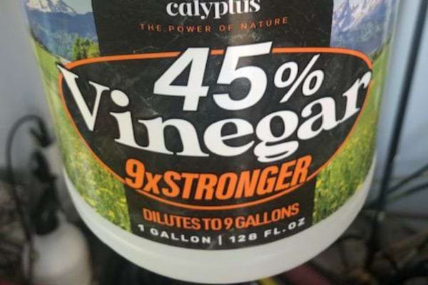 Une bouteille de vinaigre concentré à 45%, présentée comme un désherbant naturel.