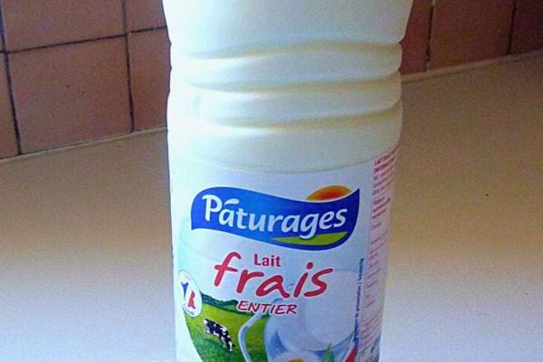 Bouteille de lait frais entier avec date de péremption indiquée.