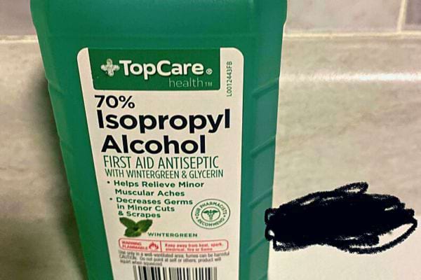 Bouteille d'alcool isopropylique à 70%.