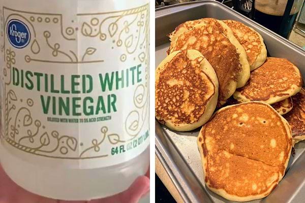 Bouteille de vinaigre blanc à côté d'un plat de pancakes moelleux.