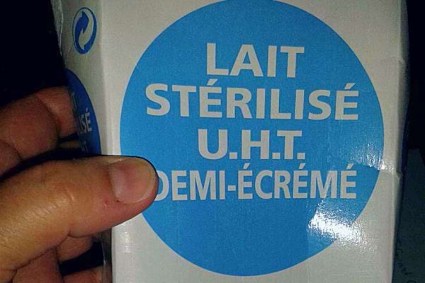 Carton de lait UHT demi-écrémé avec date de péremption.