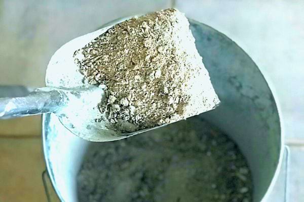 Seau de cendre prêt à être utilisé comme amendement de jardin.