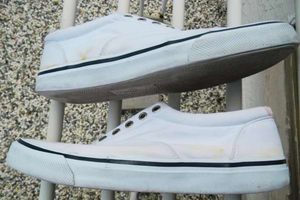 Des chaussures qui sèchent à l'air libre pour éviter les grincements