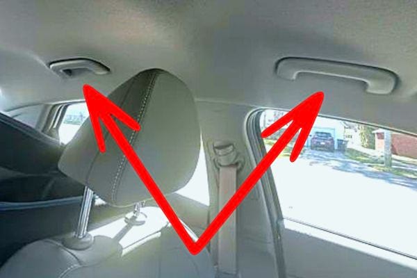 Int&eacute;rieur d'une voiture montrant la poign&eacute;e de maintien au-dessus de la porte