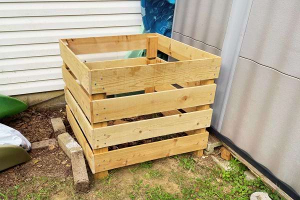 bac à compost DIY avec des planches de bois