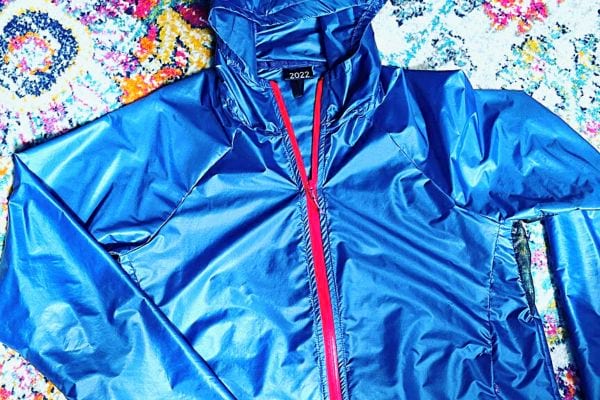 K-Way bleu et rouge sur tapis : astuce pour éliminer les taches.