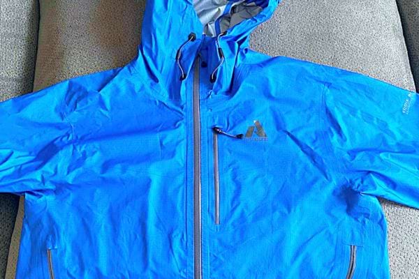 K-Way bleu clair sur canapé : nettoyage délicat requis.