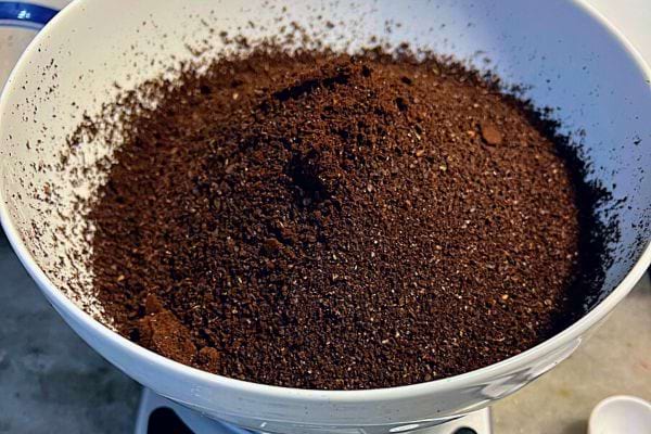 Seau de marc de café usé.