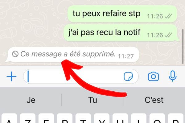 Chat WhatsApp avec message supprimé et flèche vers l'icône d'ajout.