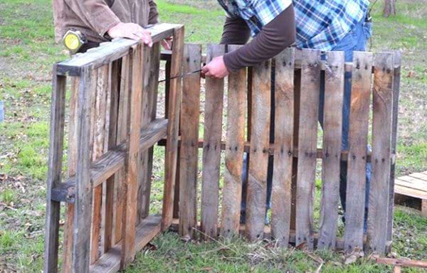 Mettez 2 palettes l'une contre l'autre en L