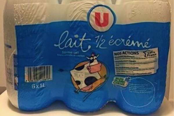 Pack de six bouteilles de lait demi-écrémé avec indication de la date de péremption.
