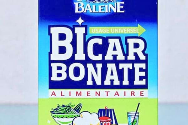 Emballage de "Bicarbonate Alimentaire", utilisé pour divers remèdes maison, y compris le soulagement des hémorroïdes.