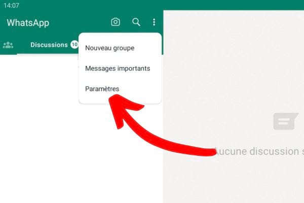 Chat WhatsApp avec message supprimé et flèche vers l'icône d'ajout.