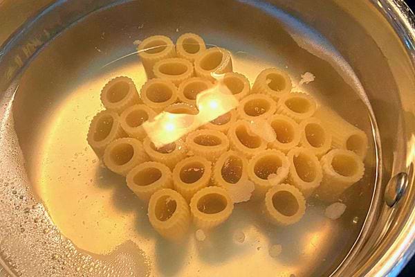 Pâtes collées ensemble pendant la cuisson, probablement à cause d'une absence d'agitation ou d'huile dans l'eau.