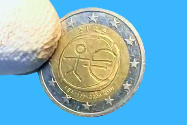 Pièce française de 2 euros avec un stick figure et dates anniversaire.