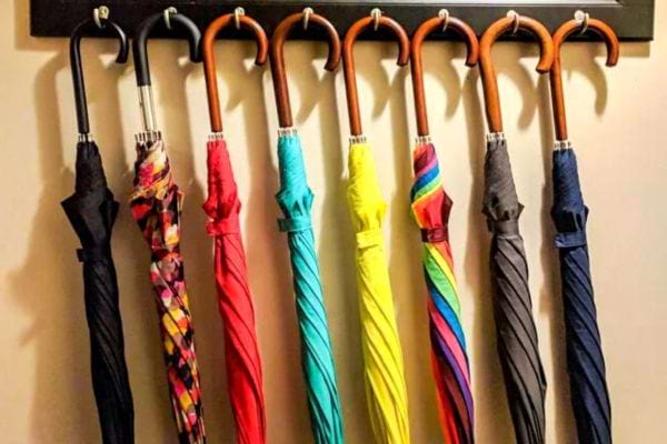 Collection de parapluies colorés suspendus à un mur.