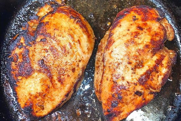 Des blancs de poulet grillés dans une poêle, méthode pour réchauffer et saisir.