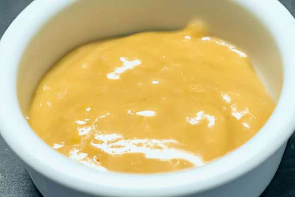 Sauce onctueuse type fast-food dans un petit ramequin.