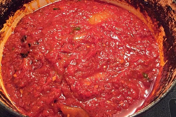 Sauce tomate mijotant dans une casserole.