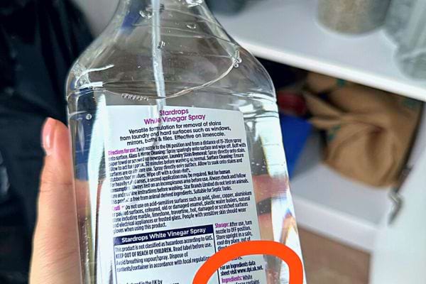 Bouteille de spray de vinaigre blanc avec étiquette.