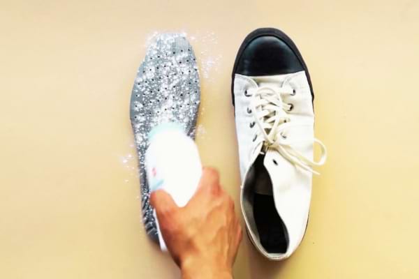 Du talc à mettre sur la semelle d'une chaussure pour éviter les couinements