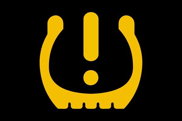 Symbole jaune d'usure des freins, un point d'exclamation dans un cercle ouvert avec des traits en bas.