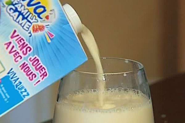 Carton de lait en train d'être versé dans un verre, vérifier la date avant consommation.