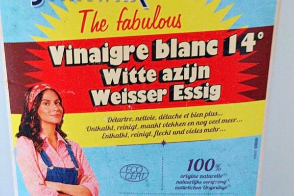 Bouteille de vinaigre blanc standard pour assaisonnement.