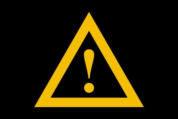 Triangle d'avertissement jaune avec un point d'exclamation au centre, signalant une alerte de sécurité importante.