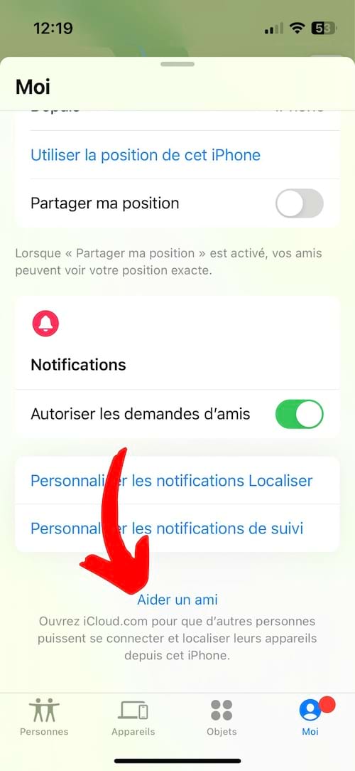Réglages de l'onglet 'Moi' dans l'application 'Localiser' avec l'option pour aider un ami.