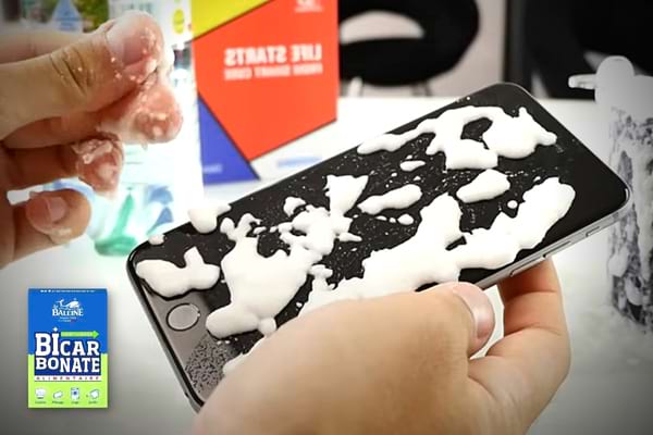 Un écran de téléphone avec du bicarbonate pour enlever les rayures