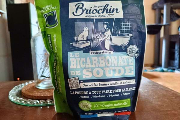 Paquet de bicarbonate de soude Briochin pour nettoyage ménager, style rétro.