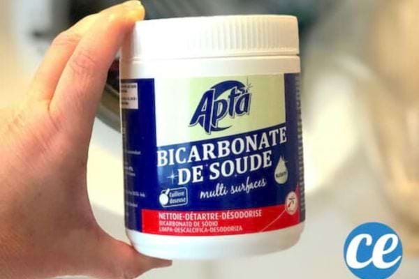 Bac à lessive avec des traces de moisissures à nettoyer.