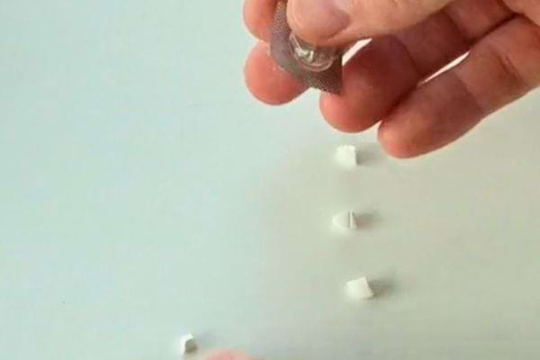 Comprimé divisé en plusieurs morceaux après avoir été coupé.