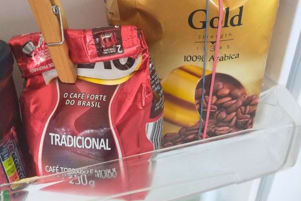 Kaffeepakete im Kühlschrank aufbewahrt.