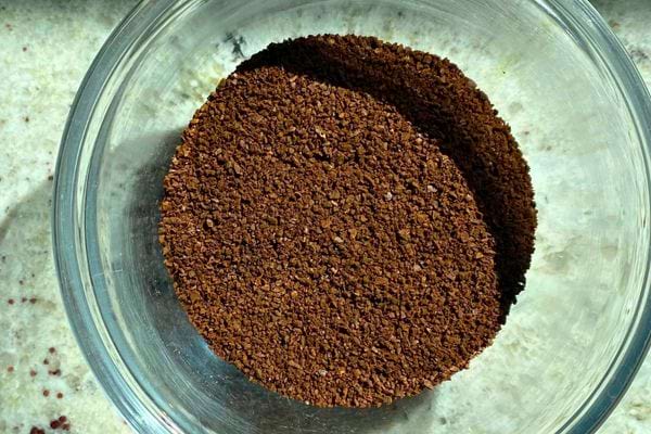 Kanne gemahlenen Kaffee mit seltsamer Textur.