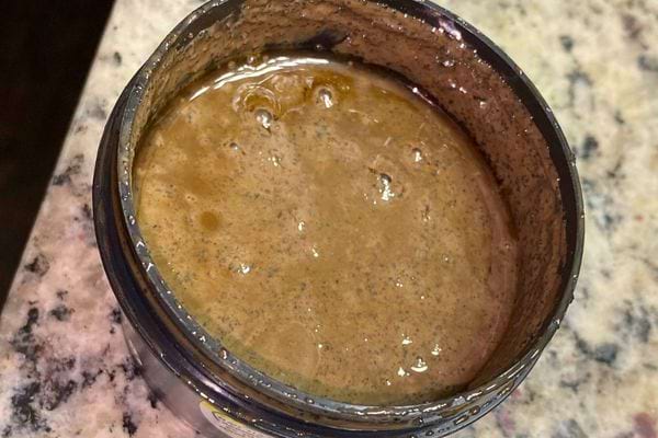pot avec un liquide marron au contenu étrange
