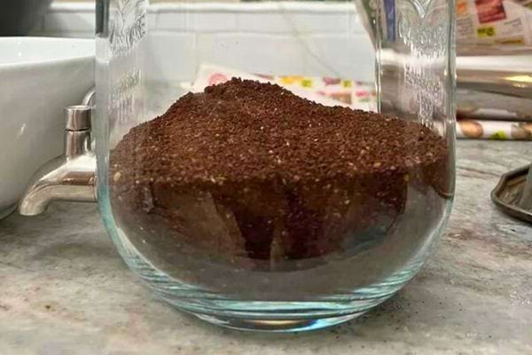 Gemahlener Kaffee in einem Glas