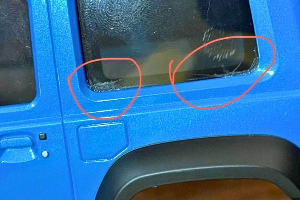 Miniature de voiture bleue avec des zones endommagées par la colle.