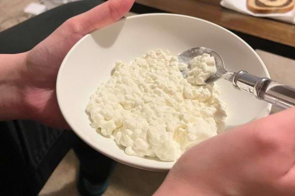 Assiette de fromage cottage blanc avec une cuillère.