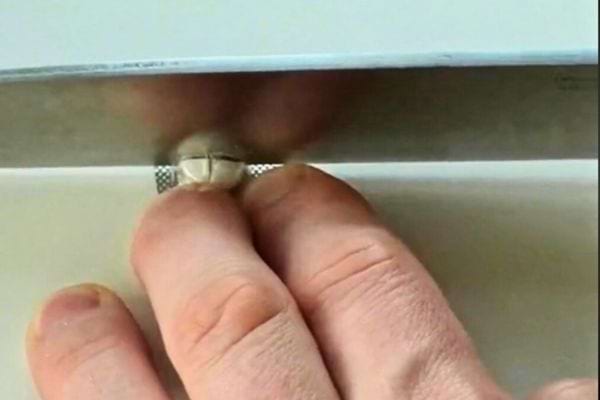 Comprimé coupé en deux après avoir été pressé sous une règle métallique.