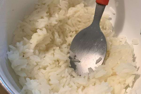 Une cuillère de riz dans un bol.